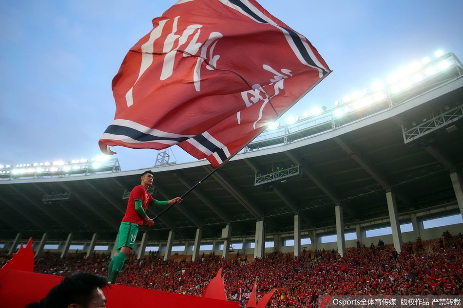 冯潇霆曾诚转投申花 那个曾经为恒大扛旗的人离开了