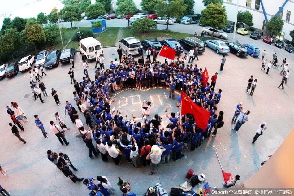 汶川地震后的中国足坛:助威标语飘满赛场 球队捐款
