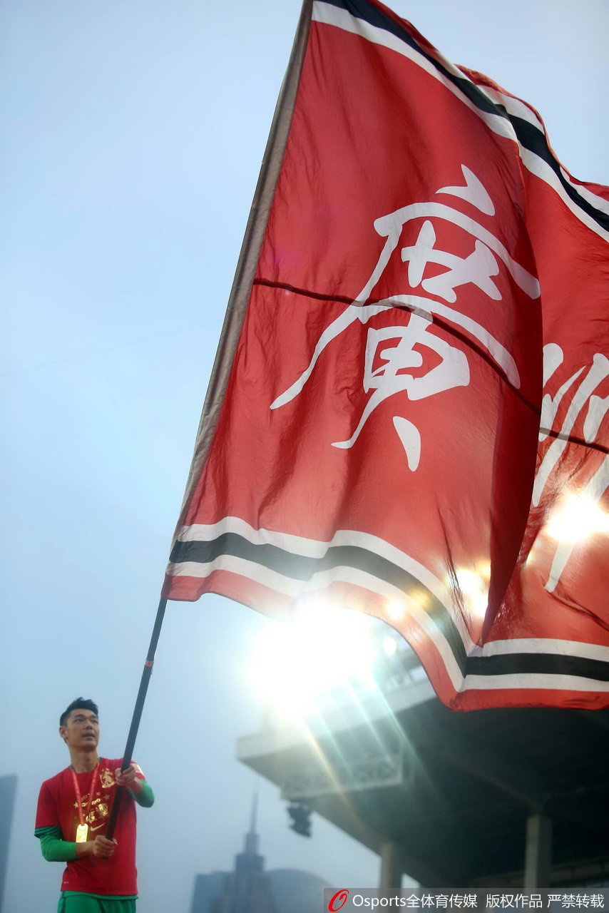 冯潇霆曾诚转投申花 那个曾经为恒大扛旗的人离开了