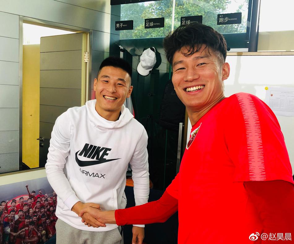 武磊回上港探望队友