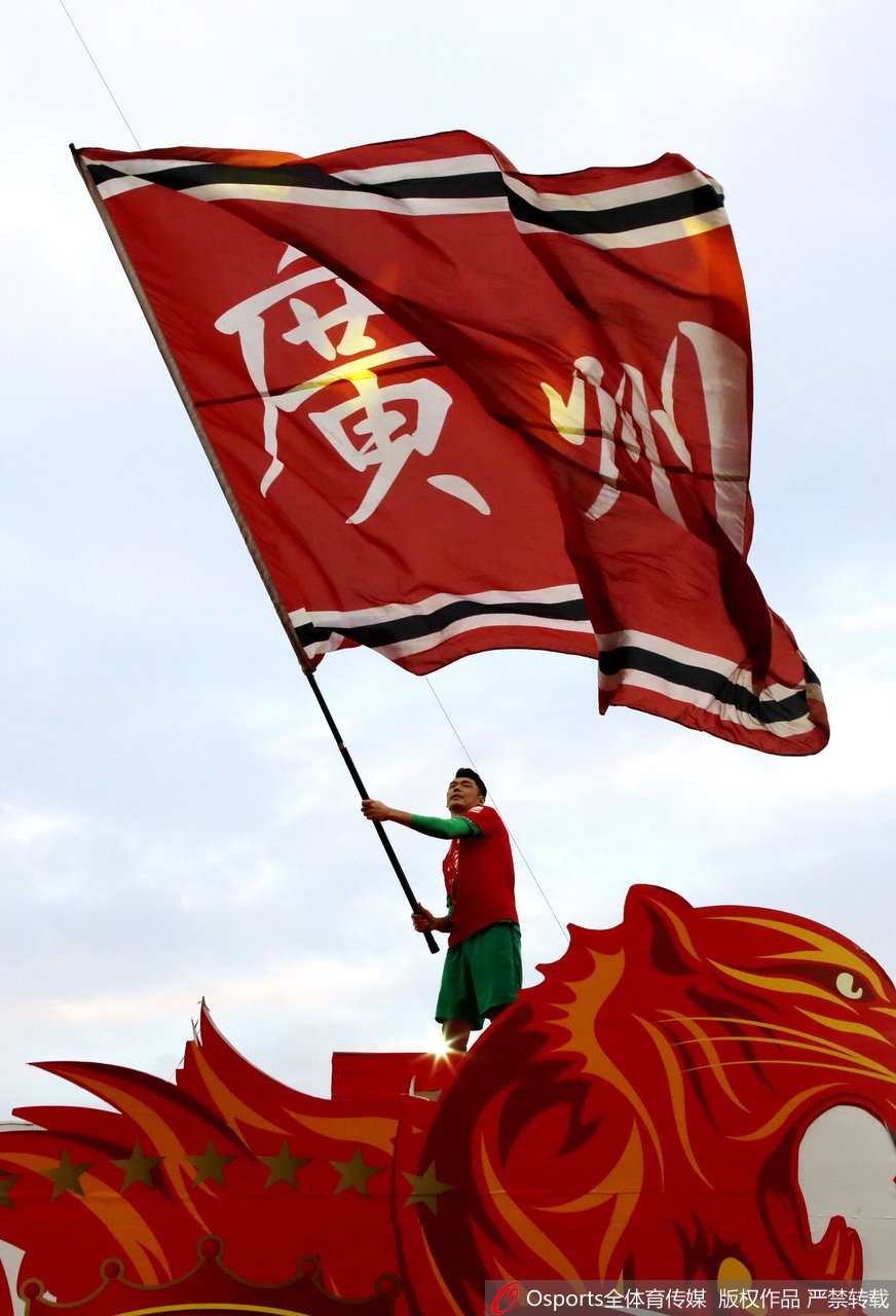 冯潇霆曾诚转投申花 那个曾经为恒大扛旗的人离开了