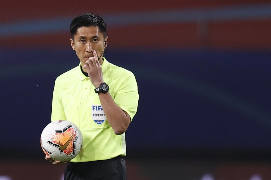 新浪现场直击史上压力最大裁判组 马宁镇定自若