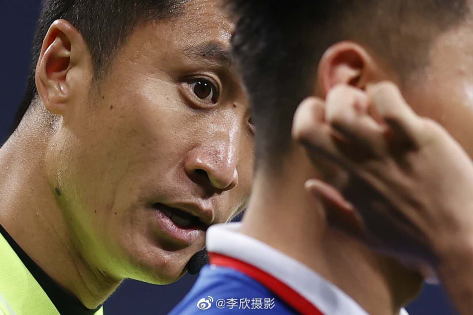 新浪现场直击史上压力最大裁判组 马宁镇定自若