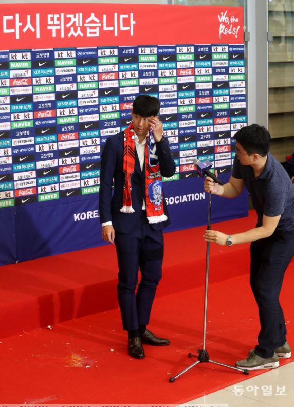 韩国队出局回国被球迷扔鸡蛋