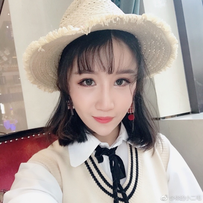 双丸子头美女助阵足金 翻版佟丽娅