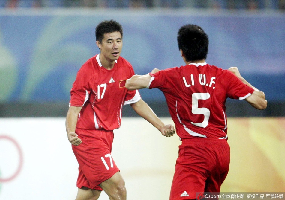 董方卓与李玮锋庆祝