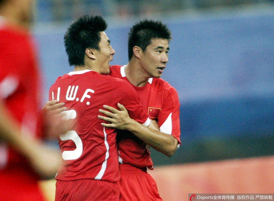 董方卓与李玮锋庆祝