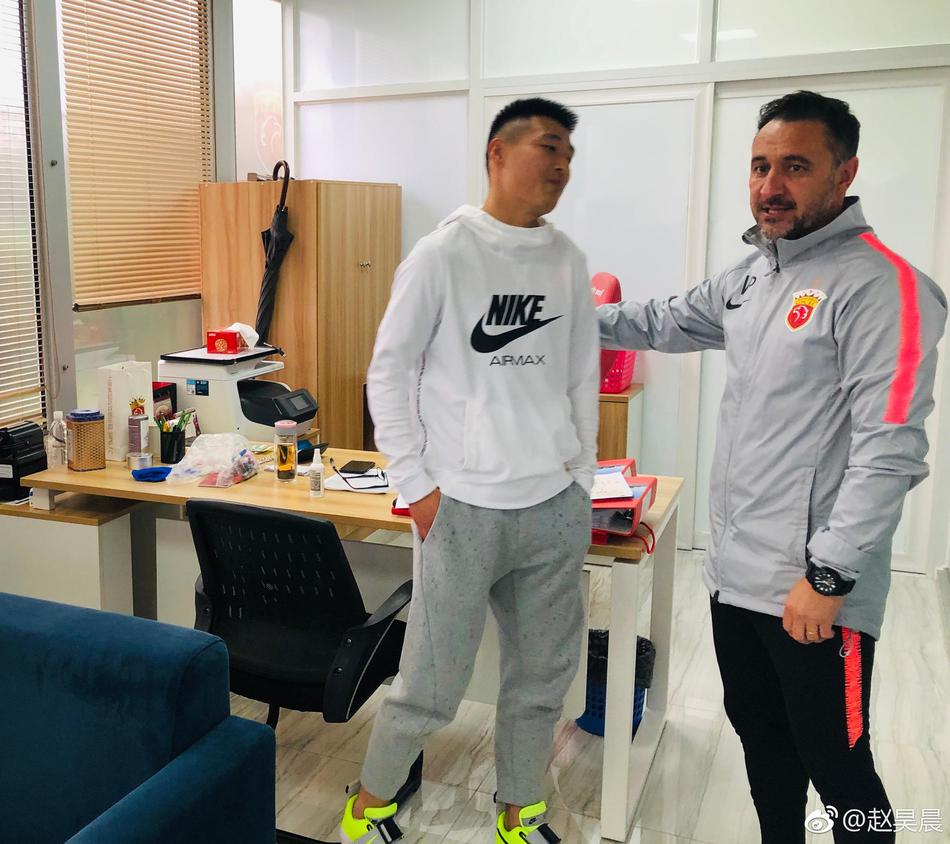 武磊回上港探望队友