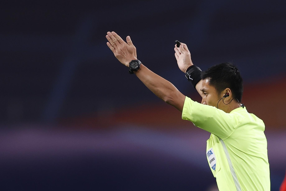 新浪现场直击史上压力最大裁判组 马宁镇定自若