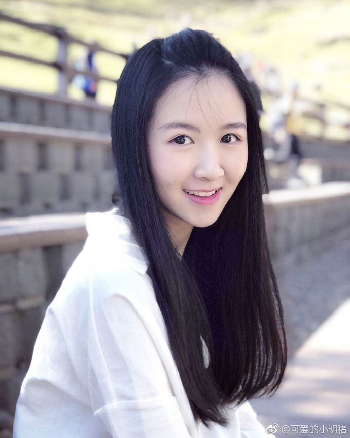 有这颜值才能当足球主播