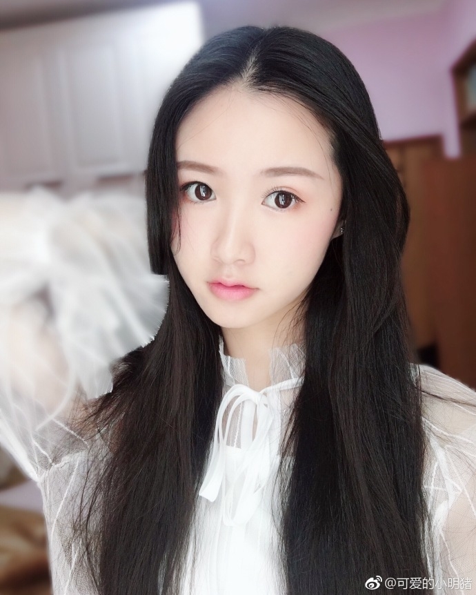 有这颜值才能当足球主播