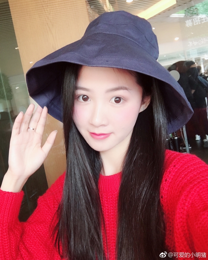 有这颜值才能当足球主播