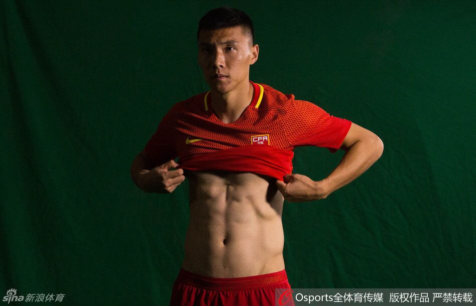 国足队员真的都是白斩鸡吗？