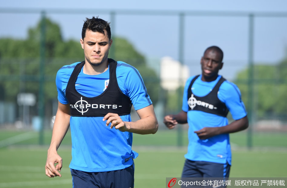 登巴巴回归申花与球队合练