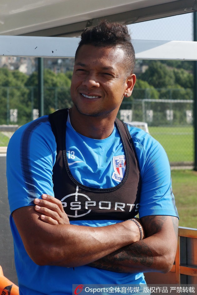 登巴巴回归申花与球队合练