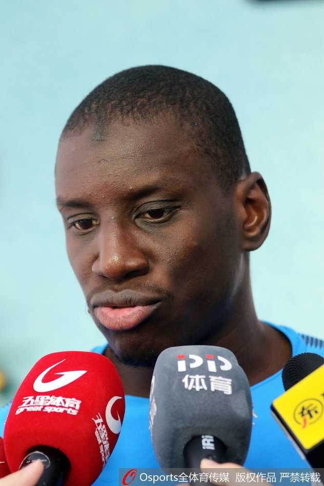 登巴巴回归申花与球队合练