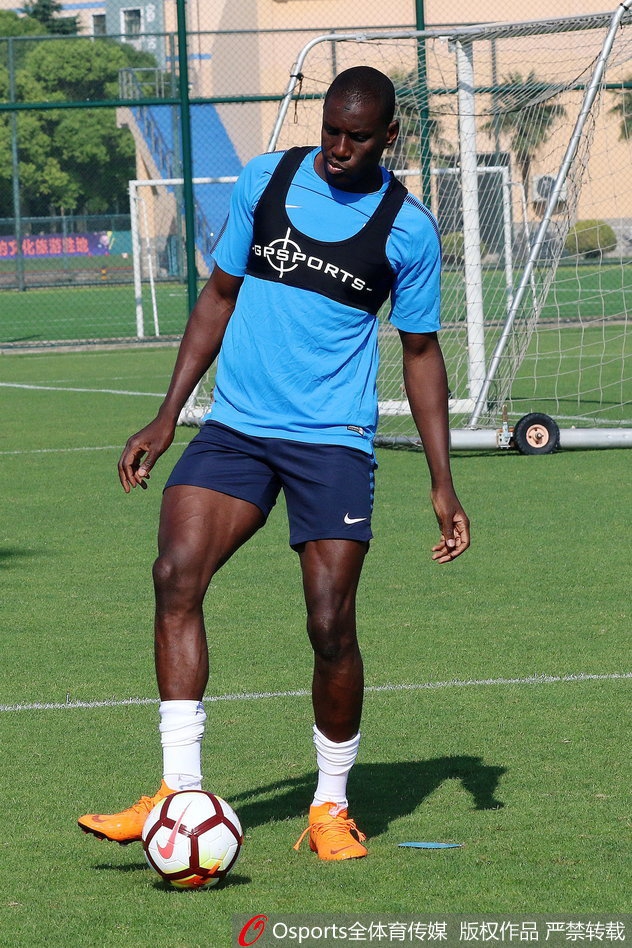 登巴巴回归申花与球队合练