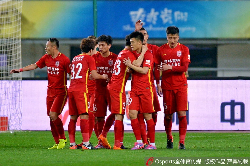 亚泰众将庆祝进球