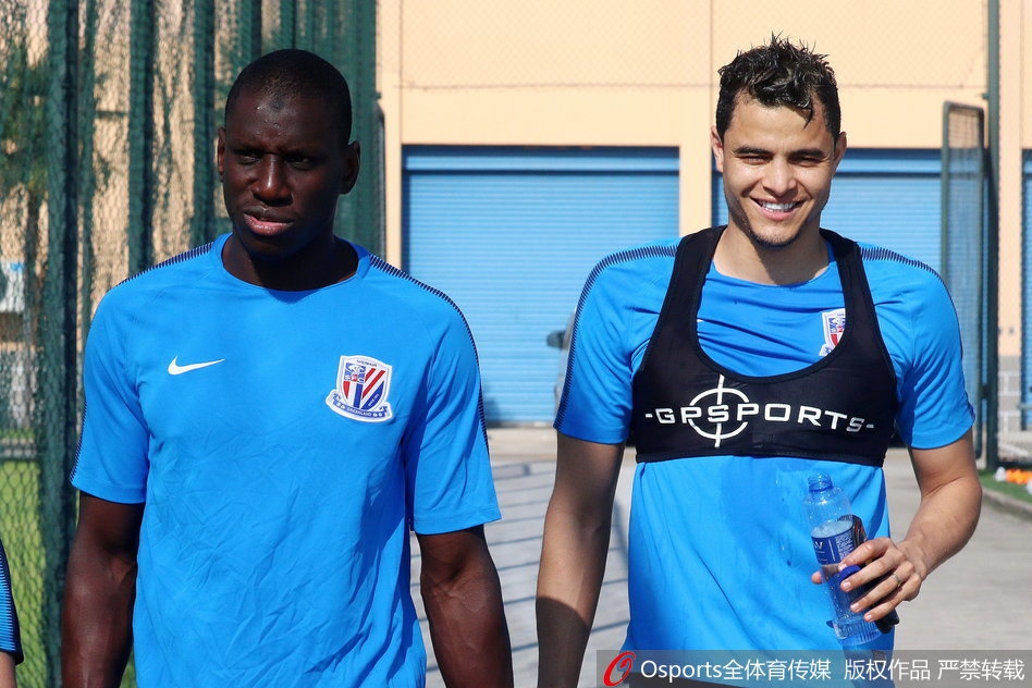 登巴巴回归申花与球队合练