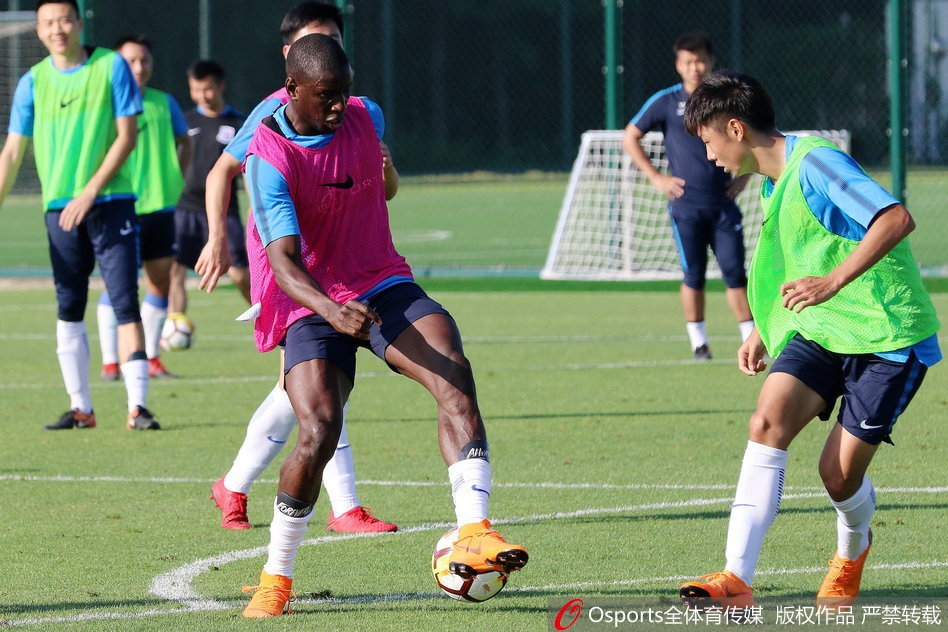 登巴巴回归申花与球队合练