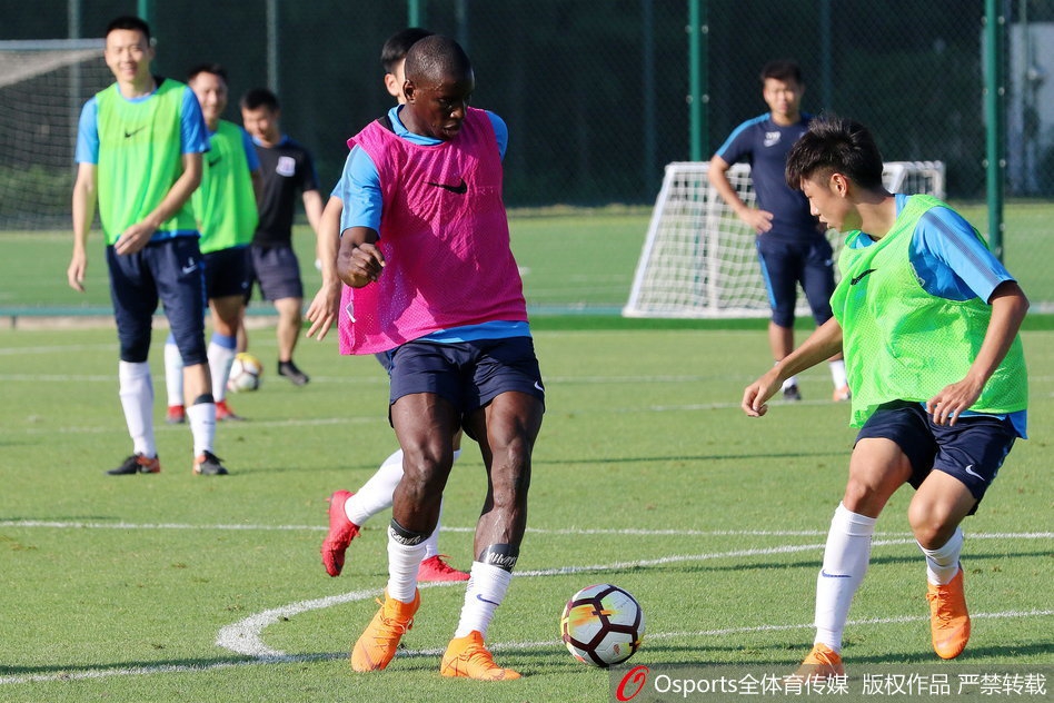 登巴巴回归申花与球队合练