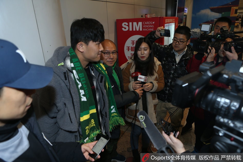 国安新援金玟哉抵京与美女自拍