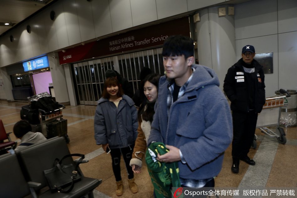 国安新援金玟哉抵京与美女自拍