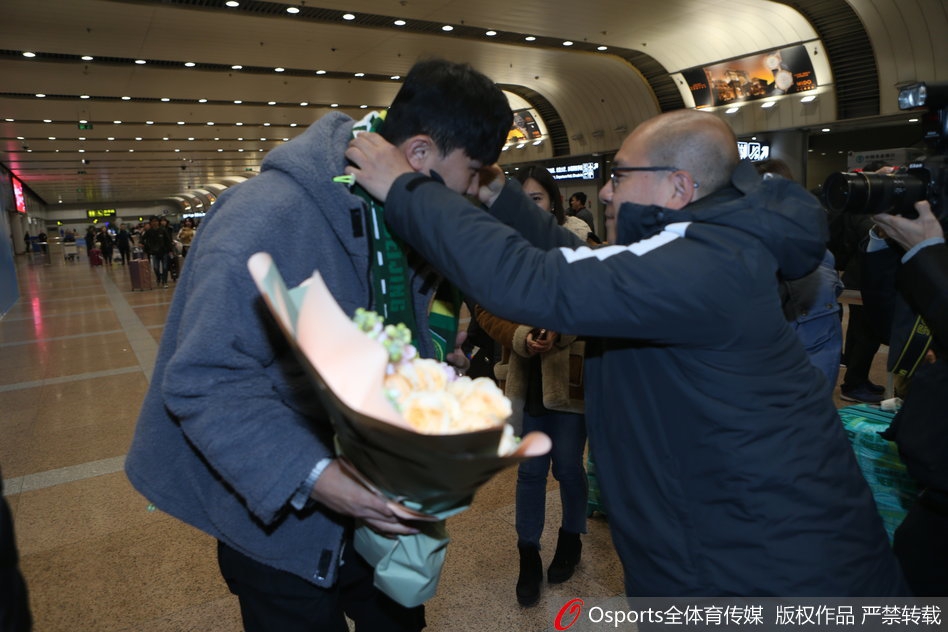 国安新援金玟哉抵京与美女自拍