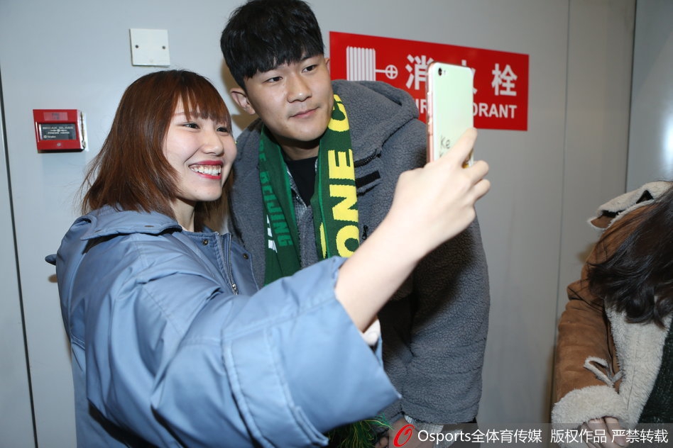 国安新援金玟哉抵京与美女自拍