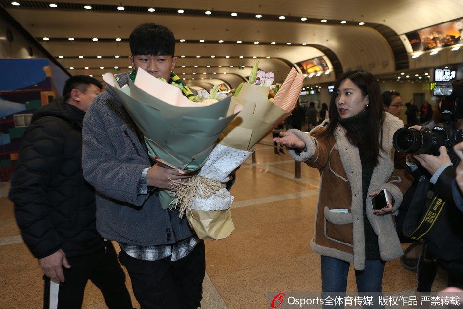 国安新援金玟哉抵京与美女自拍