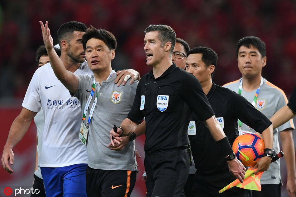 与裁判据理力争