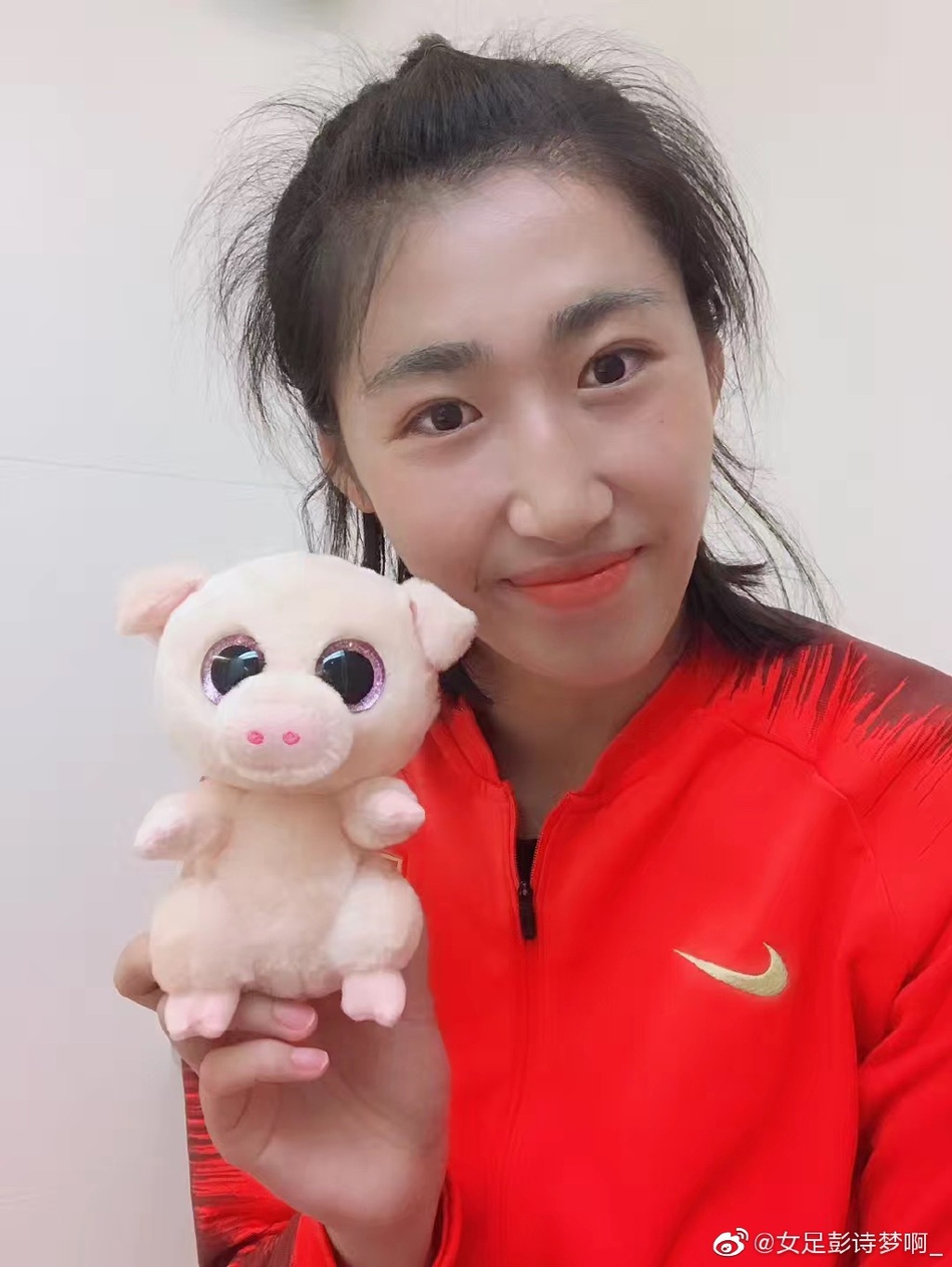 女足钢铁门将彭诗梦柔美私房照