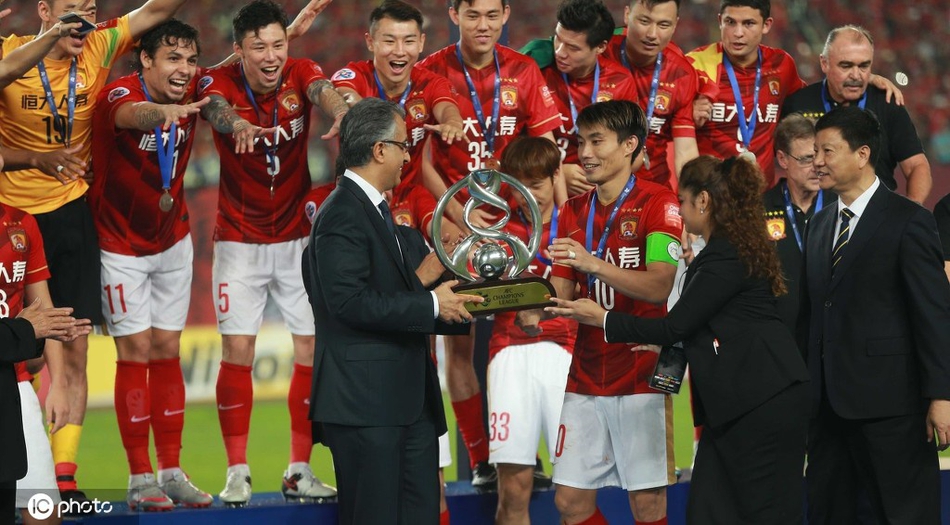 2015 郑智捧起亚冠奖杯