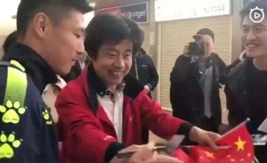 武磊拒绝再国旗上签名