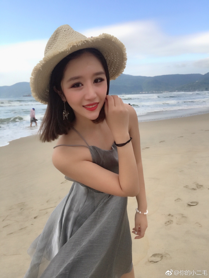 双丸子头美女助阵足金 翻版佟丽娅