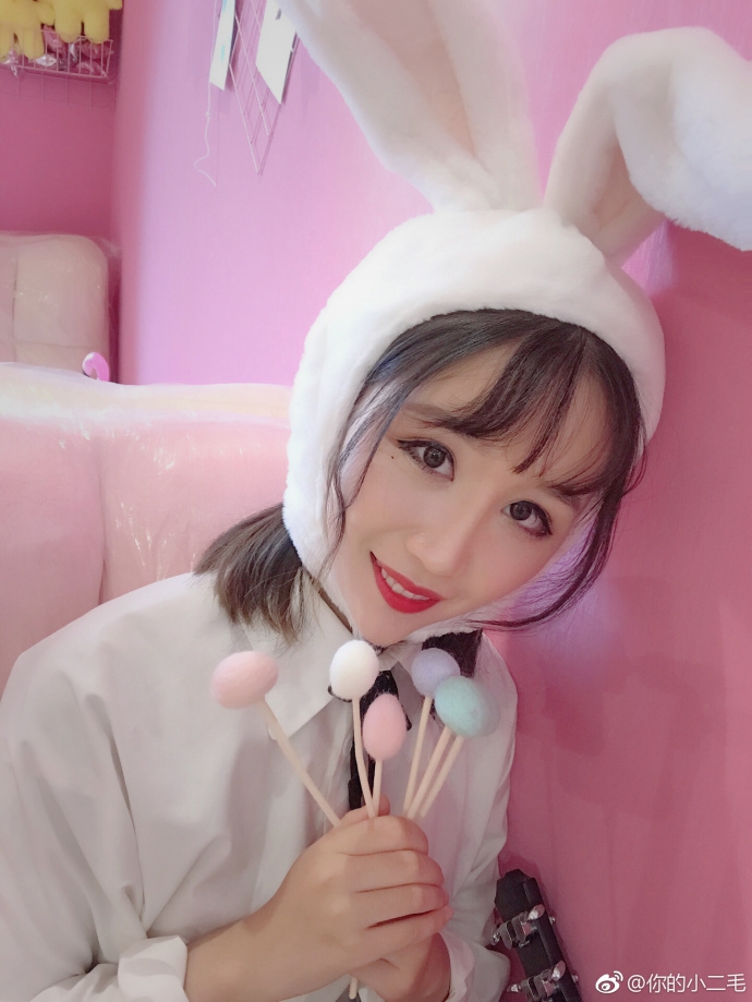 双丸子头美女助阵足金 翻版佟丽娅