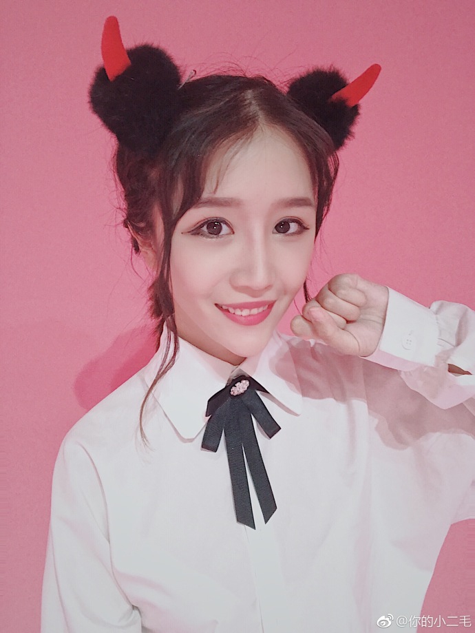 双丸子头美女助阵足金 翻版佟丽娅