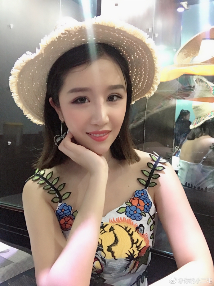 双丸子头美女助阵足金 翻版佟丽娅