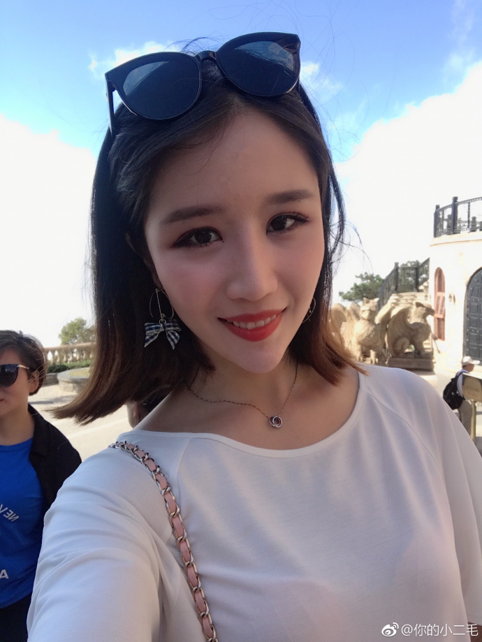 双丸子头美女助阵足金 翻版佟丽娅