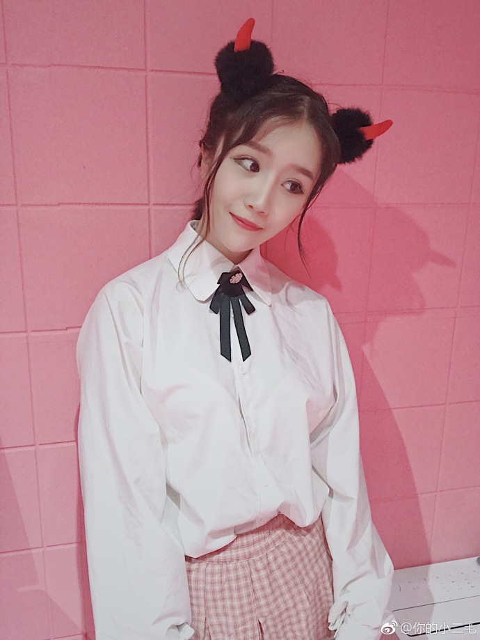 双丸子头美女助阵足金 翻版佟丽娅