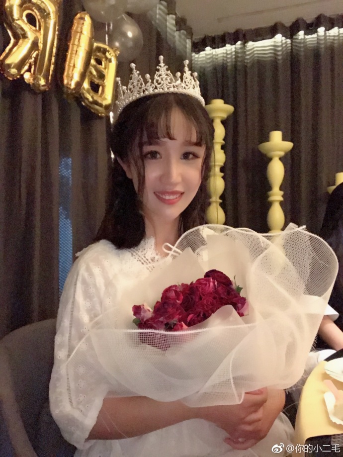 双丸子头美女助阵足金 翻版佟丽娅