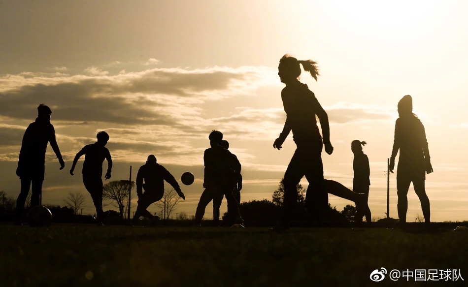 中国足坛妇女节海报