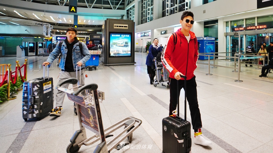 孙杨前往新加坡冬训