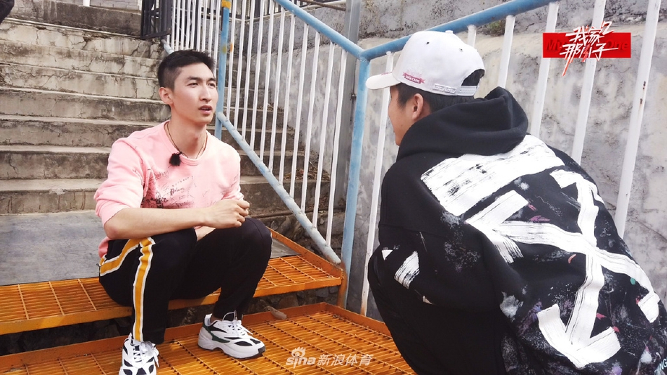 武大靖挑战蹦极 紧握栏杆不放