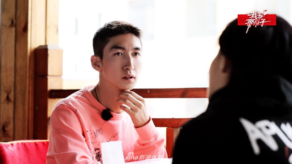 武大靖挑战蹦极 紧握栏杆不放