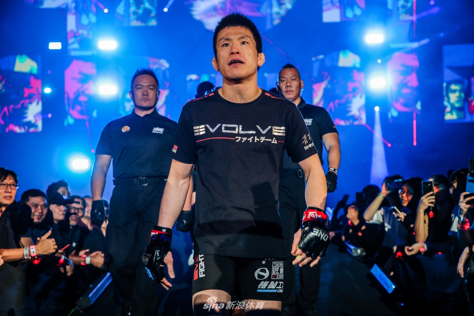 在当晚产生新的one世界冠军,"勇士"李胜龙年仅20岁即走向职业生涯巅峰