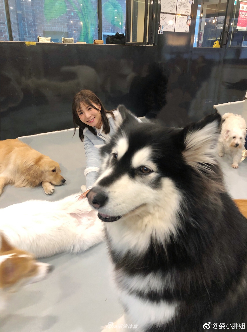 何姿出游美照穿搭时尚