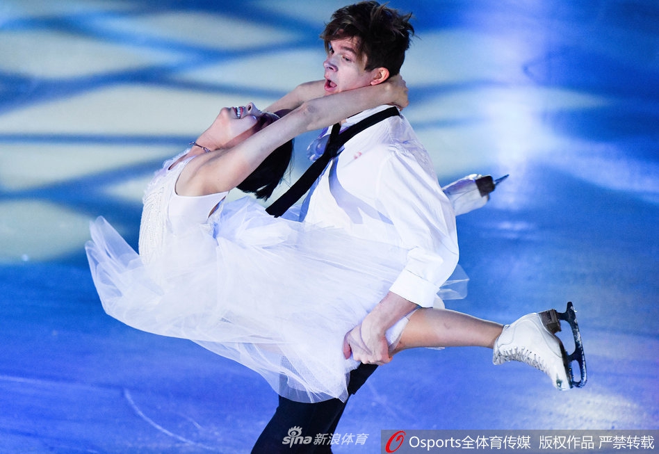 花滑俄锦赛表演滑 扎吉托娃性感妩媚