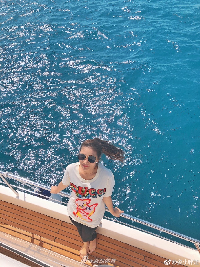 跳水女神何姿出海美照