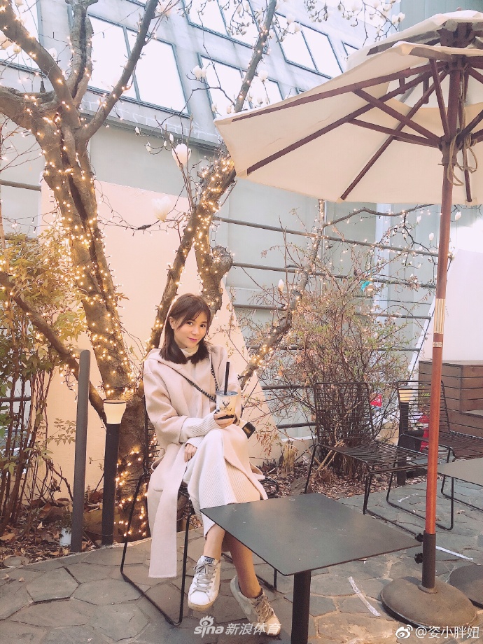 何姿出游美照穿搭时尚